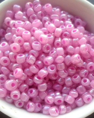 Margele nisip rose cu miez roz inchis 4 mm 50 g.