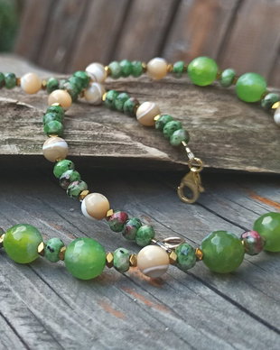 Colier din agate verde-crud, sidef și distanțiere de hematit auriu