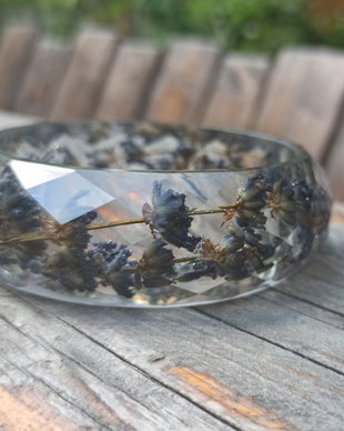 Rezervat Brățară fațetată de rășină cu flori de lavanda