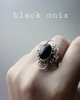 REZERVAT Inel reglabil cu onix în montură argintată