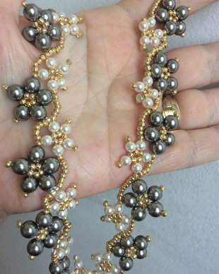 Colier cu perle Swarovski albe si gri frumos si elegant