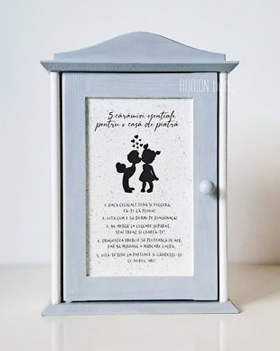 Cuier pentru chei tip dulapior, pictat manual, personalizat cu nume