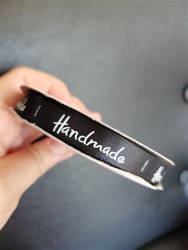 (22m) Banda satin cu inscripția " Handmade"