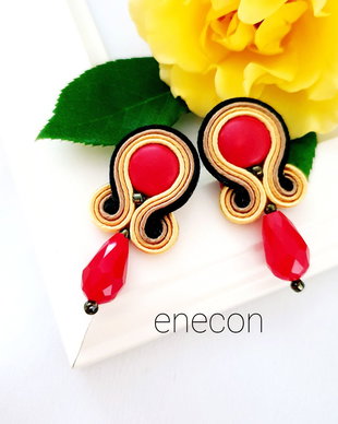 Cercei pe lob soutache, rosu-auriu-negru