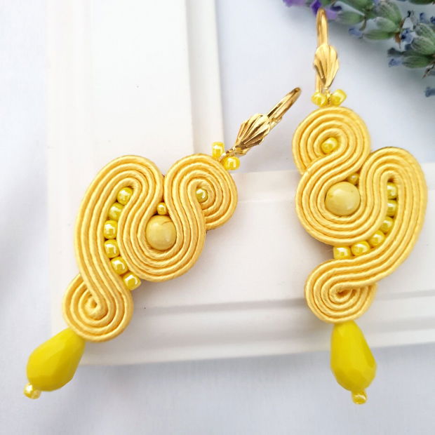 Cercei galbeni soutache