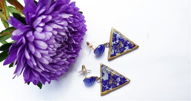 Cercei triunghiulari "Blue Romance" din rasina, lut polimeric si inox auriu
