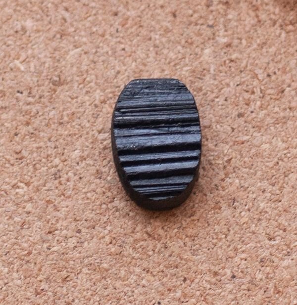 Cabochon turmalina neagra bruta - L16