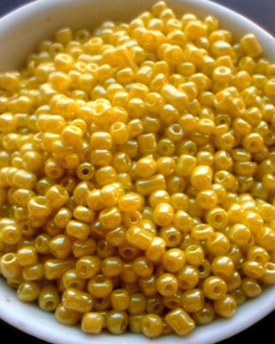 Margele nisip galben lucios 3 mm 30 g.