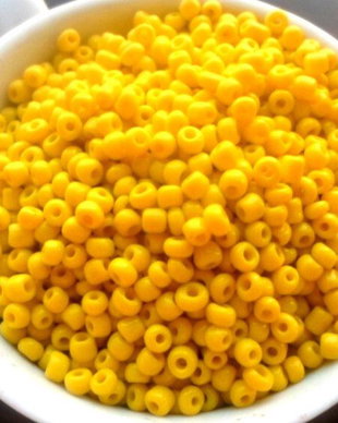 Margele nisip galben 3 mm 30 g.