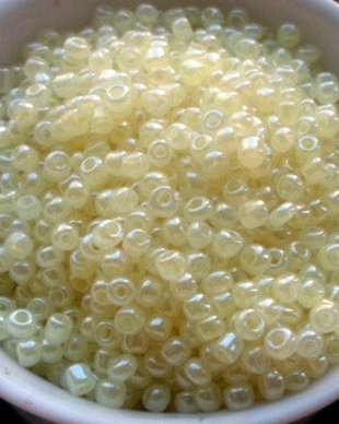 Margele nisip alb galbui 3 mm 100 g.