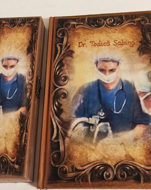 Set format din agenda si penar din lemn personalizate, pentru medic