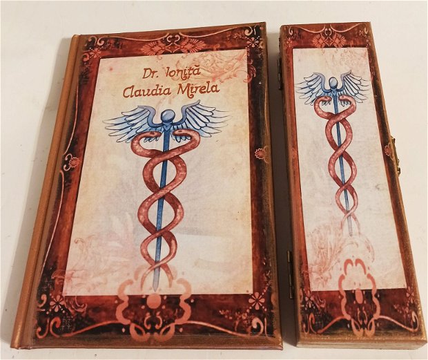 Set format din agenda si penar din lemn personalizate, pentru medic