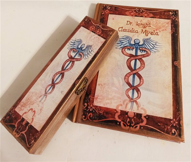 Set format din agenda si penar din lemn personalizate, pentru medic