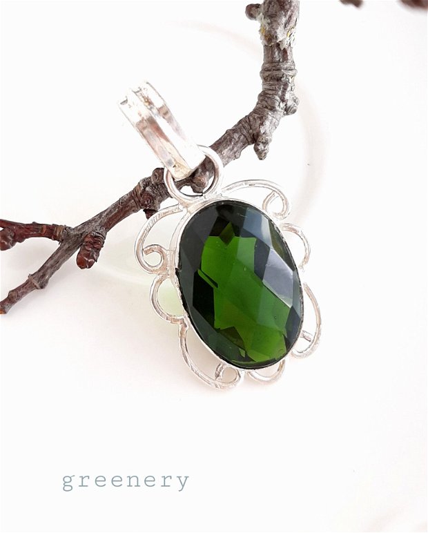 GRATUIT Pandantiv argintat cu cristal verde-smarald