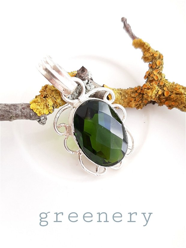 GRATUIT Pandantiv argintat cu cristal verde-smarald