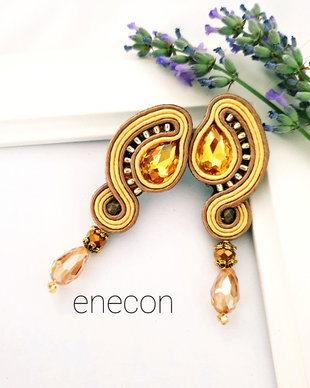 Cercei aurii pe lob, soutache cu cristale