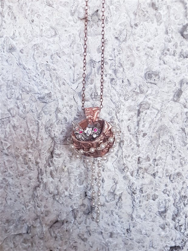 pandantiv unicat, vintage, in forma de cos de flori, din cupru texturat, cu ornamente din argint pur si zirconii multicolore,  decorat cu un sirag de perlei