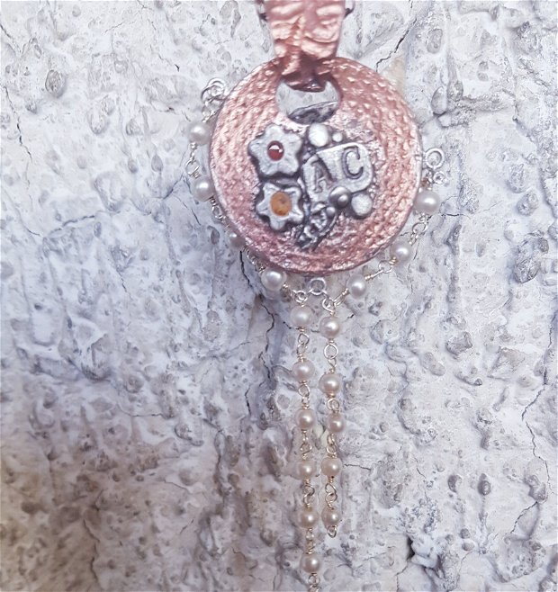 pandantiv unicat, vintage, in forma de cos de flori, din cupru texturat, cu ornamente din argint pur si zirconii multicolore,  decorat cu un sirag de perlei