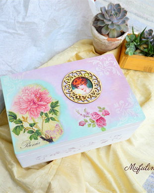 Cutie decorata vintage