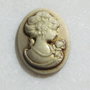 Camee din rasina ovala MEDIE galben aurie cu baza maron aprox 30x22.5x5 mm