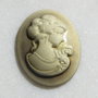 Camee din rasina ovala MARE galben aurie cu baza maron inchis aprox 39x29.5x6 mm