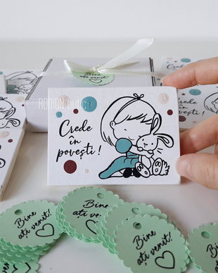Marturii personalizate fetita cu pisica pictate manual magnetice