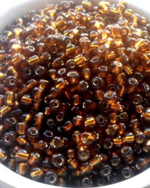 Margele nisip maro transparent cu miez argintiu 3 mm 30 g.