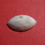 Cabochon fatetat oval ascutit din agata dungata crem aprox 25x15x6 mm