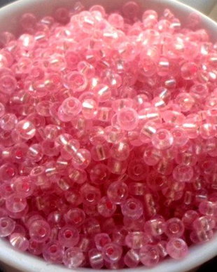 Margele nisip roz transparent cu miez argintiu 3 mm 50 g.