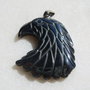 Cap de vultur gravat - Pandantiv din hematit aprox 5x25x30 mm (40 mm cu agatatoarea)