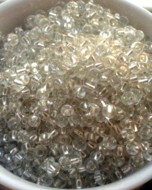 Margele nisip alb transparent cu miez argintiu 3 mm 50 g.