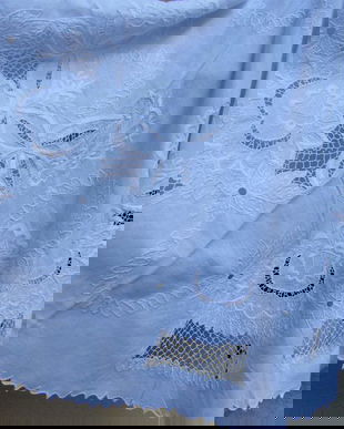 Fata de masa brodata