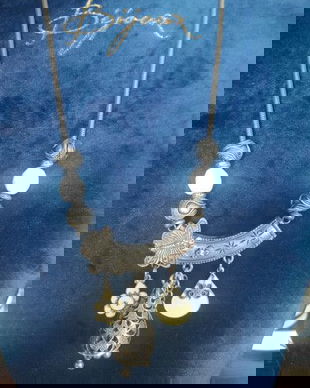 SUPERB COLIER VINTAGE CU CHARMURI SI EMAIL FRANTA