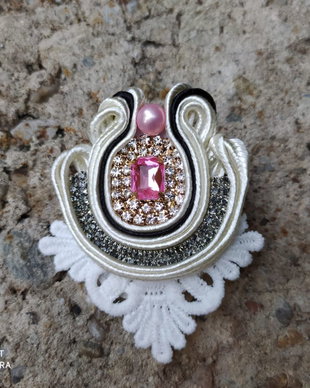 Brosa soutache alba