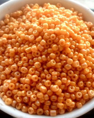 Margele nisip galben miere deschis 2 mm 30 g.
