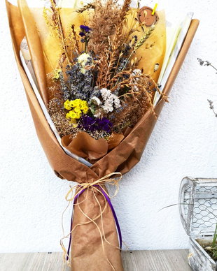 Buchet din flori uscate și ambalaj vintage
