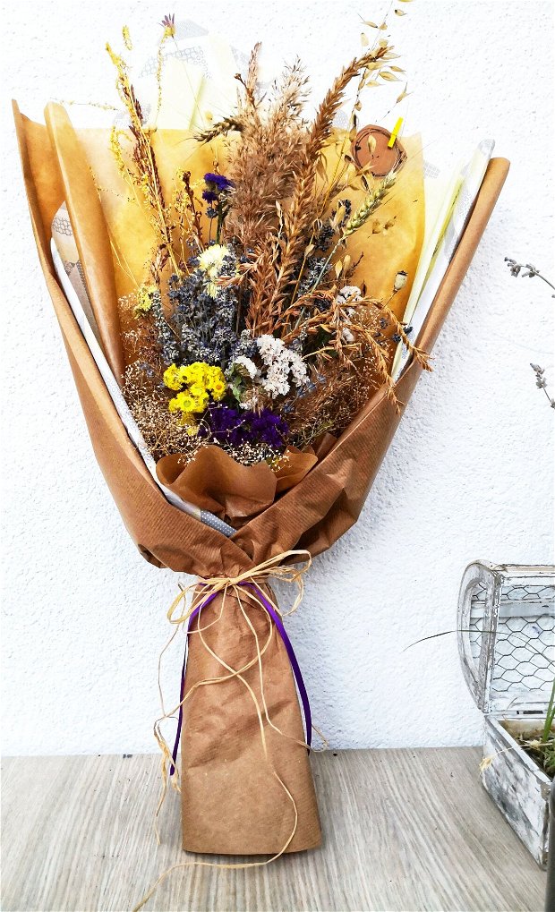 Buchet din flori uscate și ambalaj vintage