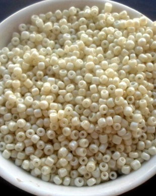 Margele nisip alb murdar 2 mm 37 g.