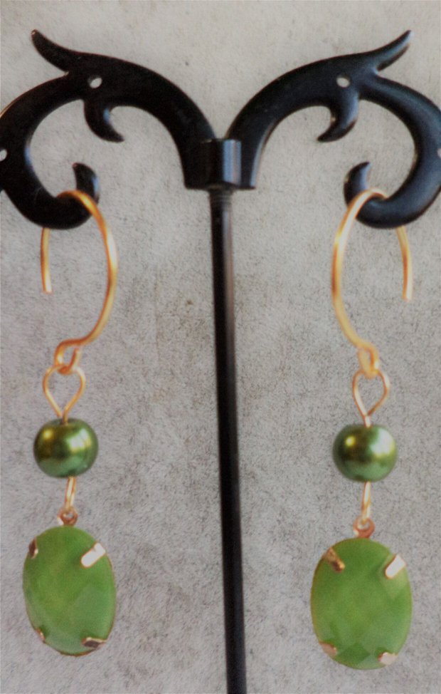 Cercei handmade cu perle din sticla si cabochoane acrilice- green