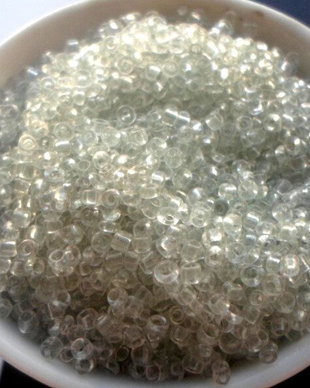 Margele nisip alb murdar transparent 2 mm 100 g.