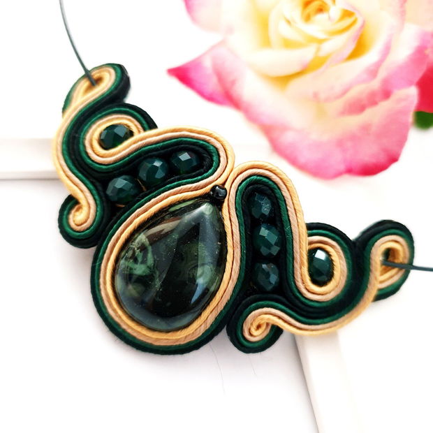 Colier verde-negru , soutache