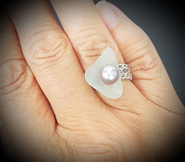 inel unicat din argint pur texturat si antichizat cu sticla de mare bleu si perla gri
