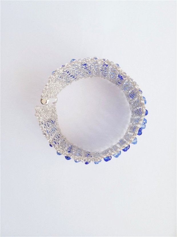 Bratara model Albastru-sarma de cupru argintata, margele de sticla