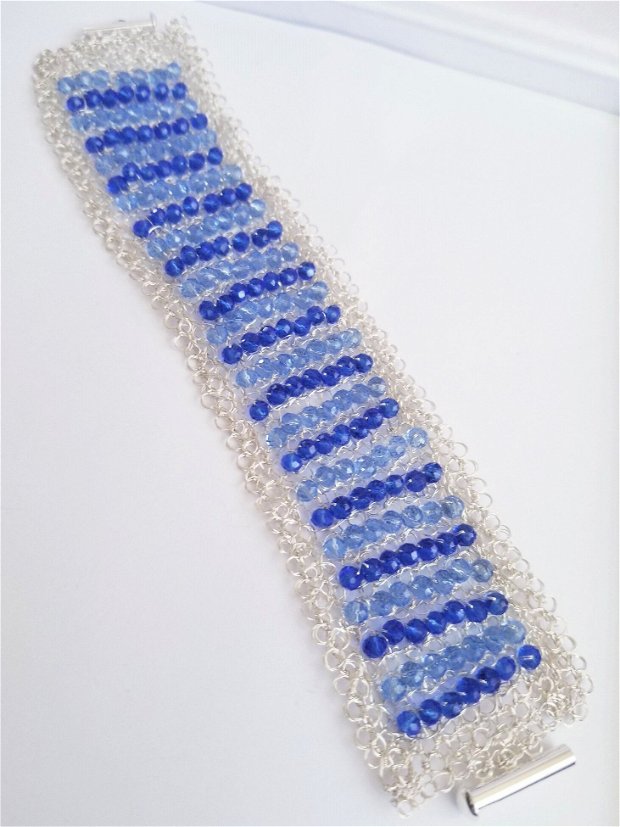 Bratara model Albastru-sarma de cupru argintata, margele de sticla