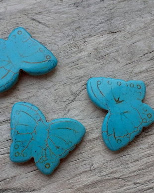 Pandantiv fluturas howlite, 38x20 mm
