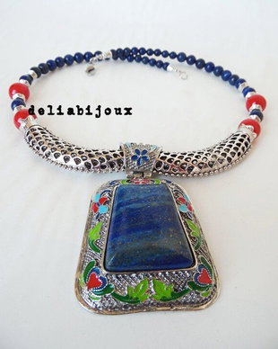 Colier cu medalion emailat, lapis lazuli, scoica