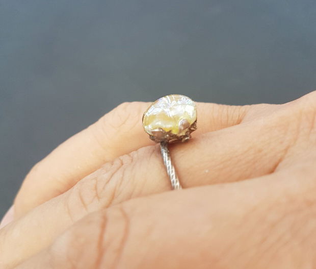 inel unicat din argint fin, in forma de floare, cu cabochon de sticla diacronică