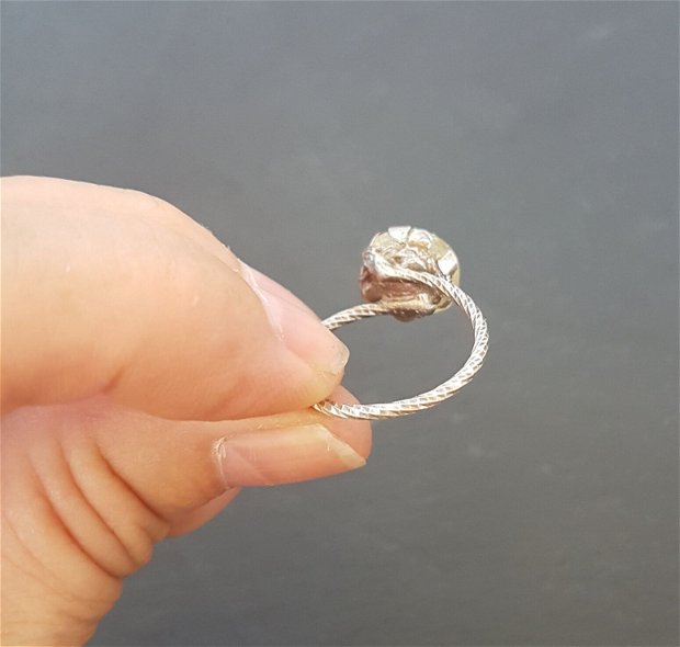 inel unicat din argint fin, in forma de floare, cu cabochon de sticla diacronică