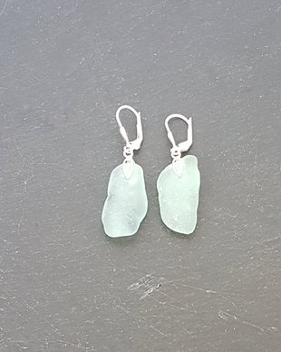 cercei unicat, asimetrici, atarnatori, cu sticla de mare bleu si accesorii din argint 925