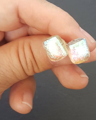cercei cu pin din sticla dicroica cu reflexii metalice bleu verzui  aurii